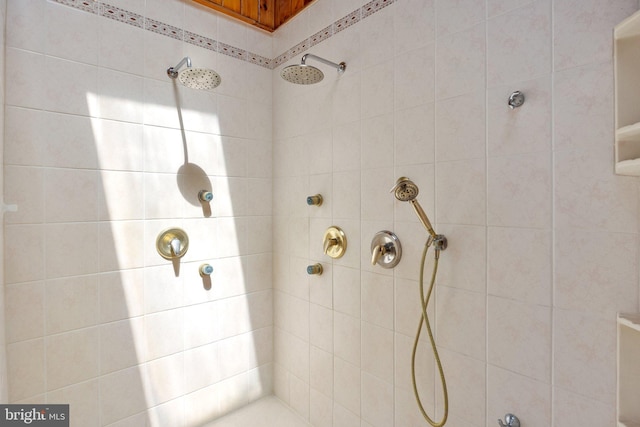 bathroom featuring tiled shower