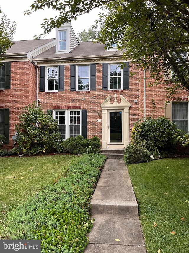 view of front facade with a front yard