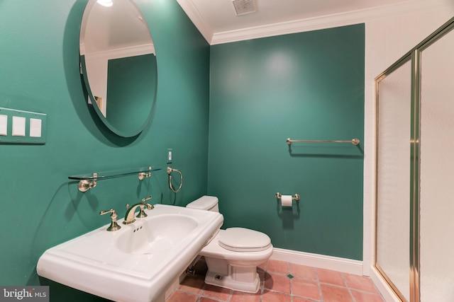 bathroom featuring crown molding, toilet, sink, and an enclosed shower