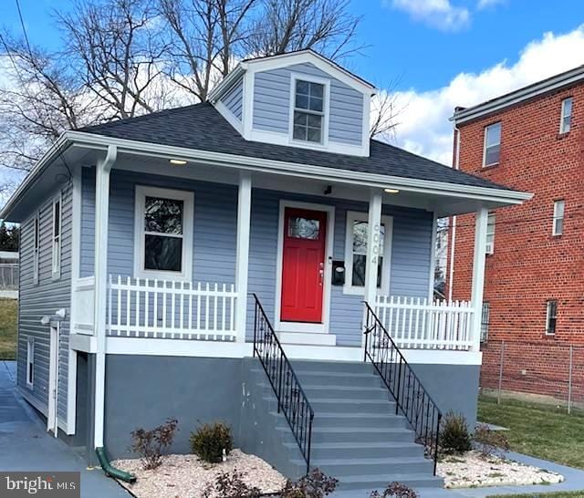 view of front of property featuring covered porch