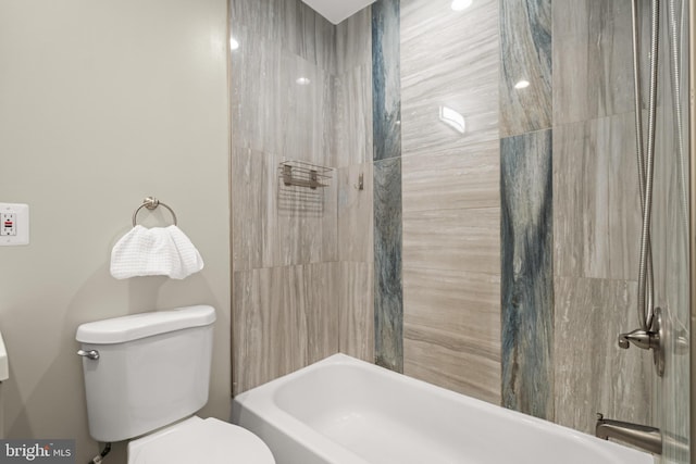 bathroom with tiled shower / bath and toilet