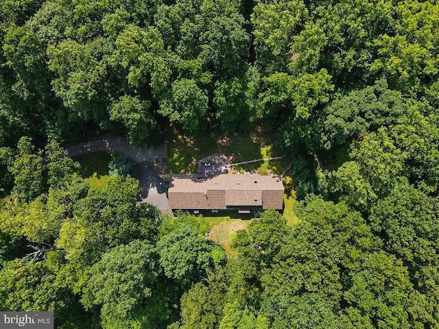 bird's eye view featuring a wooded view