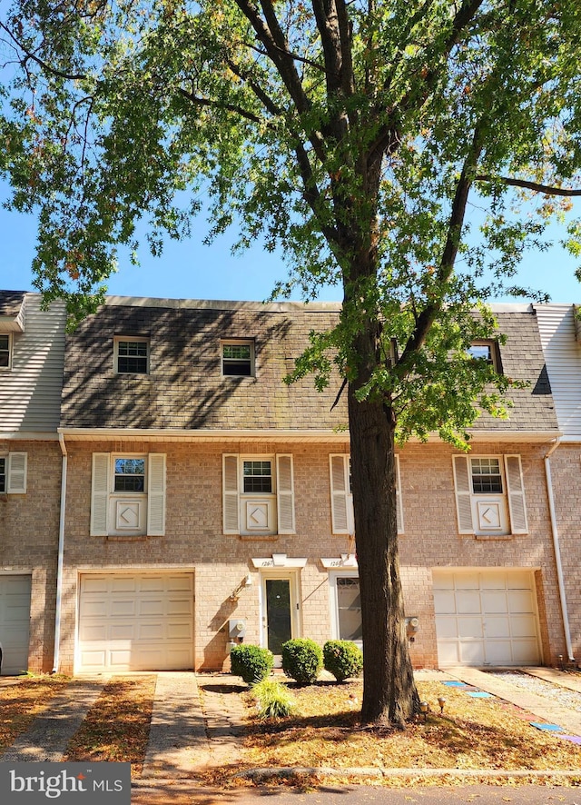 townhome / multi-family property featuring a garage