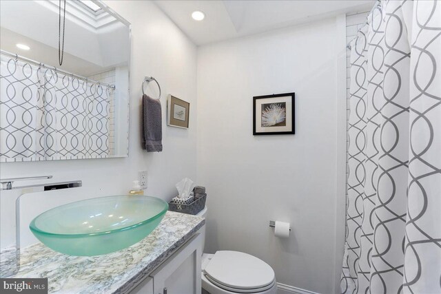 bathroom with a shower with curtain, toilet, and vanity