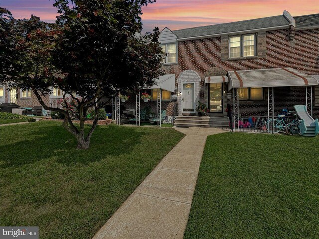 view of front facade featuring a lawn