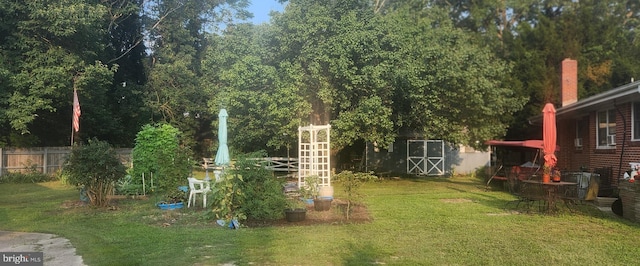 view of yard with an outbuilding