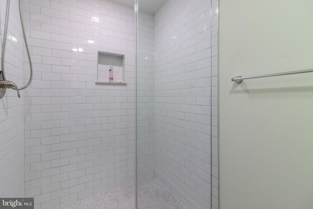 bathroom featuring a tile shower