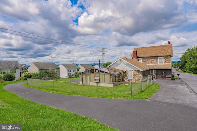 view of front of home featuring a front lawn