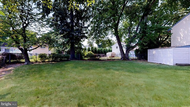 view of yard featuring a storage unit