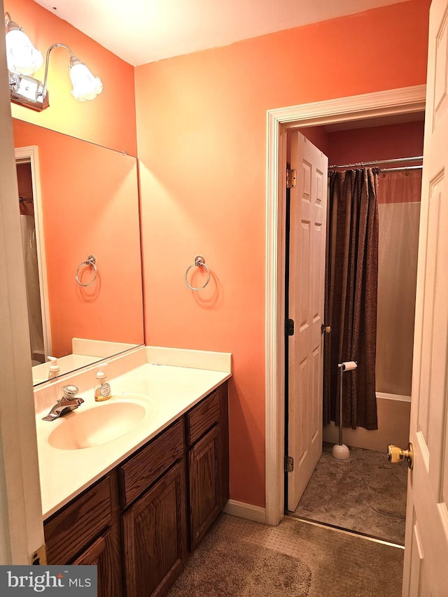 bathroom featuring a shower with curtain and vanity