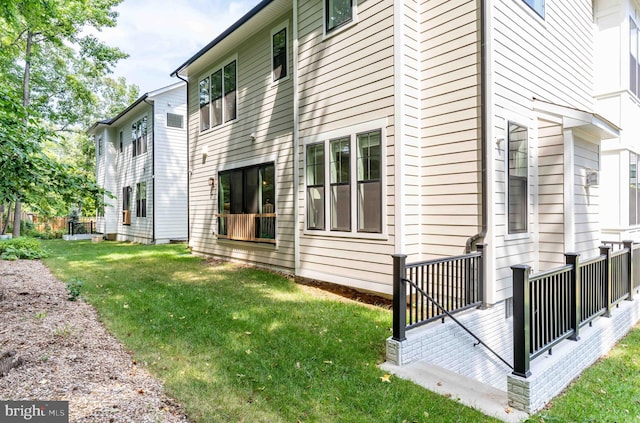 view of side of property featuring a lawn