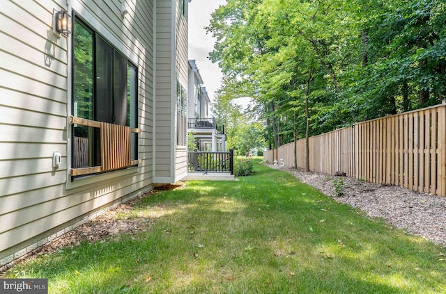 view of yard featuring fence