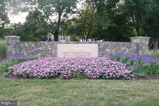 community sign with a lawn