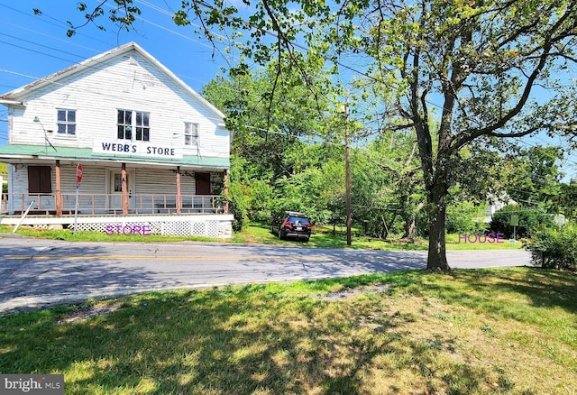 view of front facade featuring covered porch and a front lawn