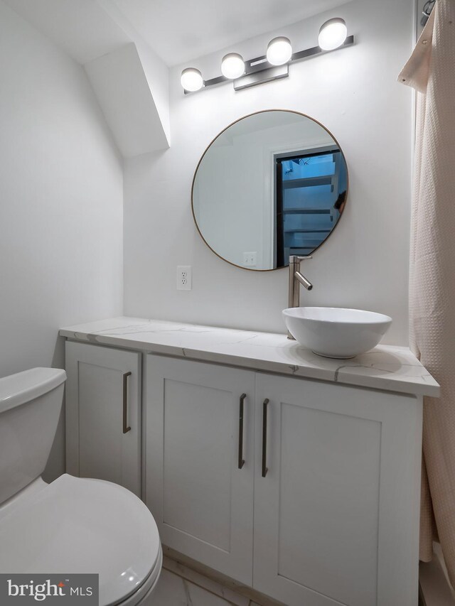 washroom featuring sink, a barn door, washer / dryer, water heater, and dark hardwood / wood-style flooring