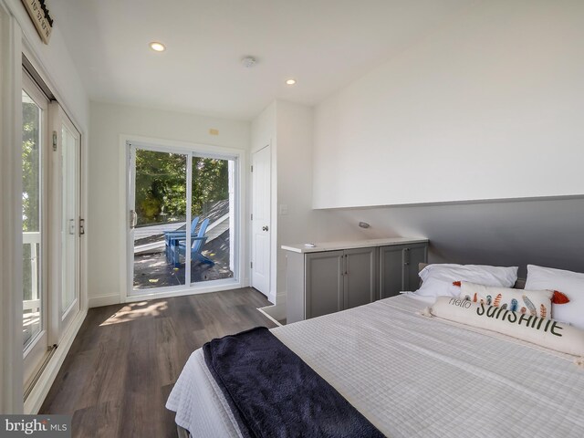 kitchen featuring stainless steel appliances, dark hardwood / wood-style floors, vaulted ceiling, sink, and an AC wall unit