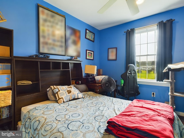 bedroom with ceiling fan