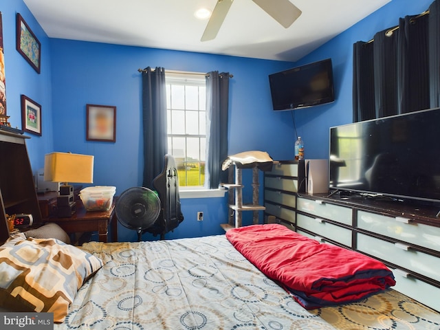 bedroom featuring ceiling fan