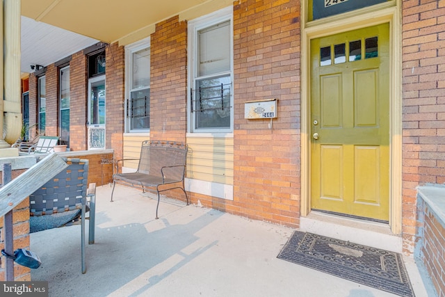 property entrance featuring a porch