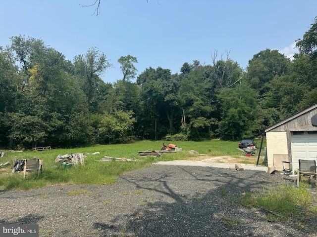 view of yard with an outbuilding and a garage