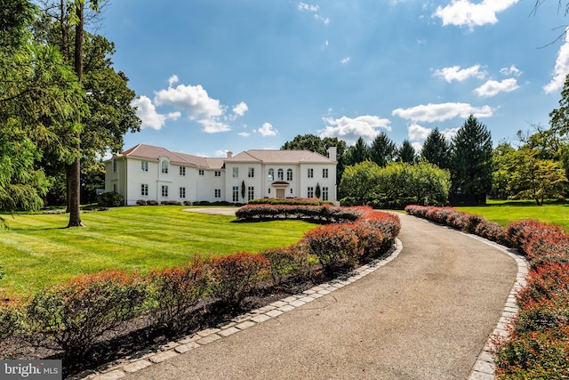 view of front of home featuring a front lawn