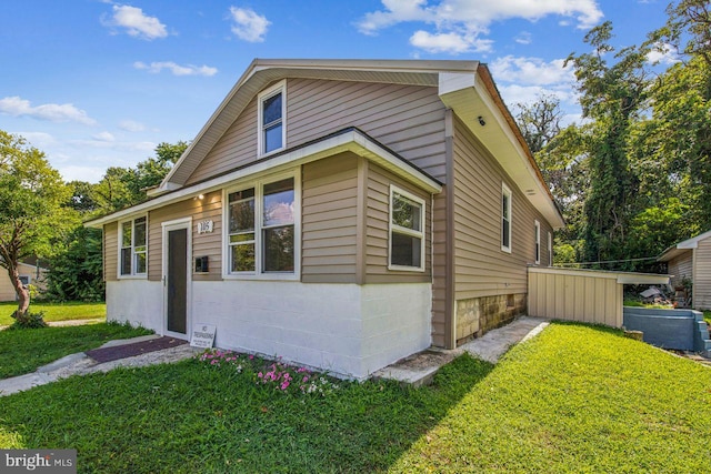 bungalow featuring a front lawn