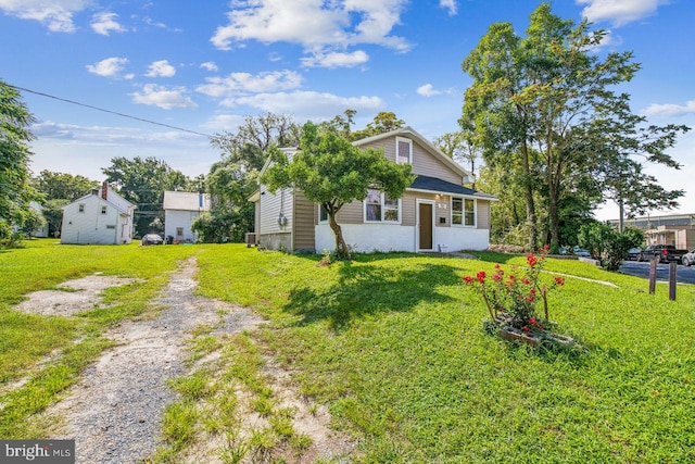 view of front of house with driveway and a front lawn