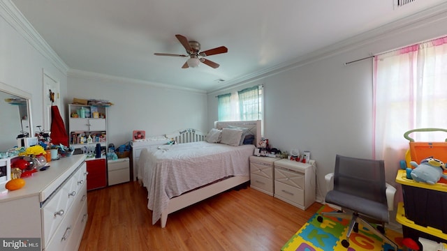 bedroom with light wood-style floors, ornamental molding, and a ceiling fan