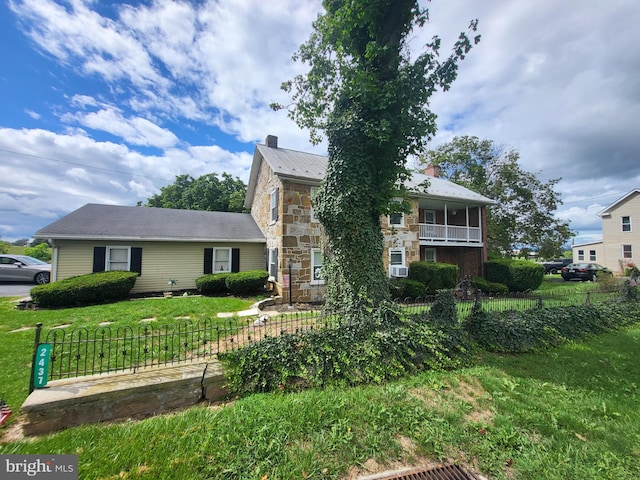 view of front of home featuring a front lawn