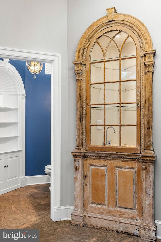 interior details with a notable chandelier and hardwood / wood-style flooring