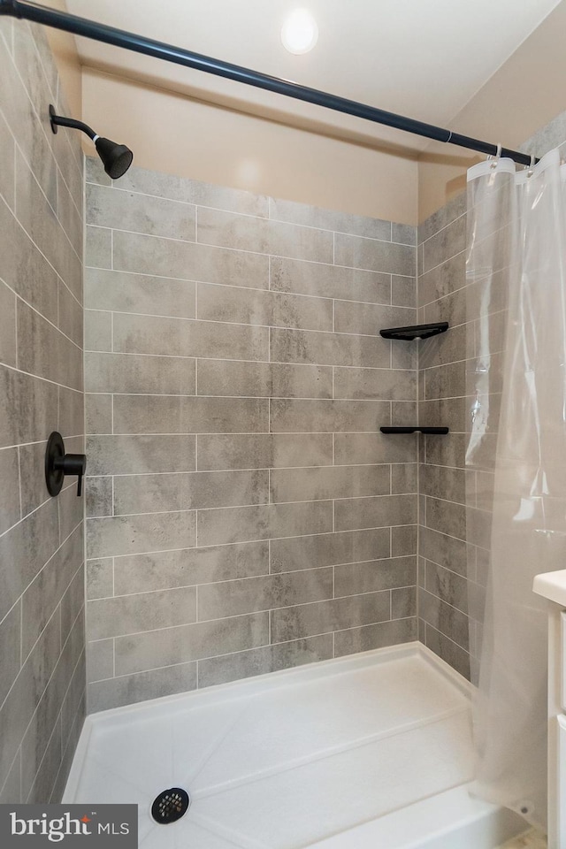 bathroom featuring a shower with shower curtain