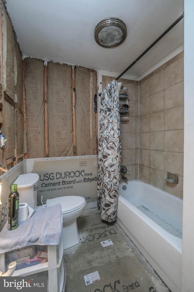 bathroom featuring toilet and shower / bath combo with shower curtain