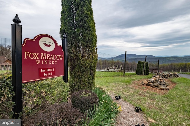 surrounding community featuring a mountain view