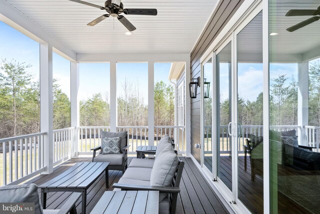 sunroom with ceiling fan