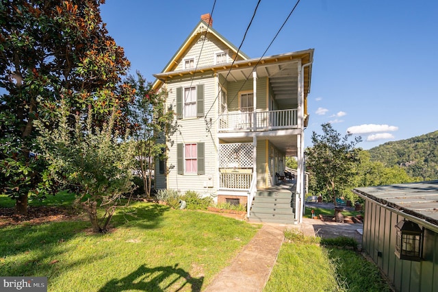 view of front of property featuring covered porch and a front yard