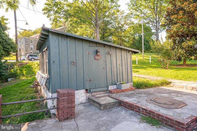 view of outdoor structure featuring a yard