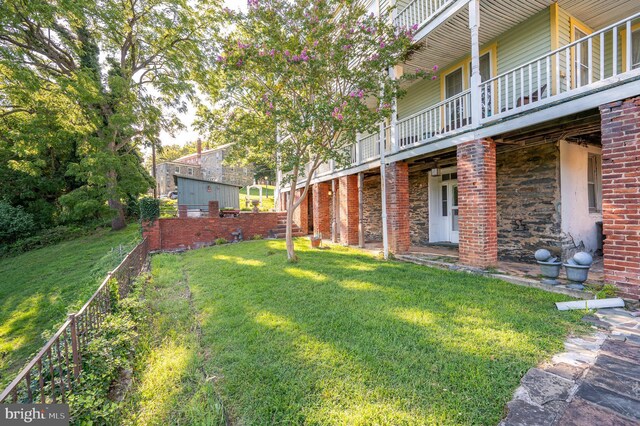 view of yard featuring a balcony