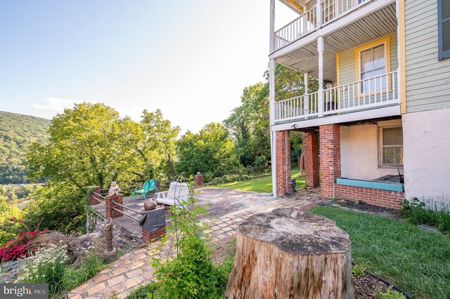 view of yard with a patio area and a balcony