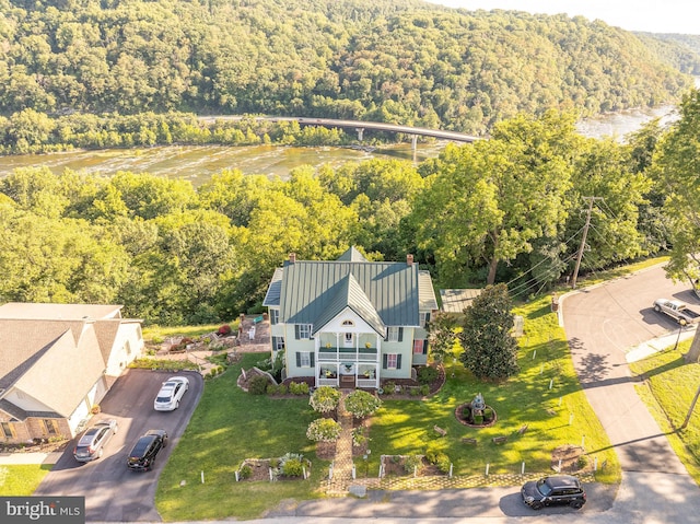 birds eye view of property featuring a forest view