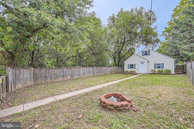 view of yard featuring a fire pit