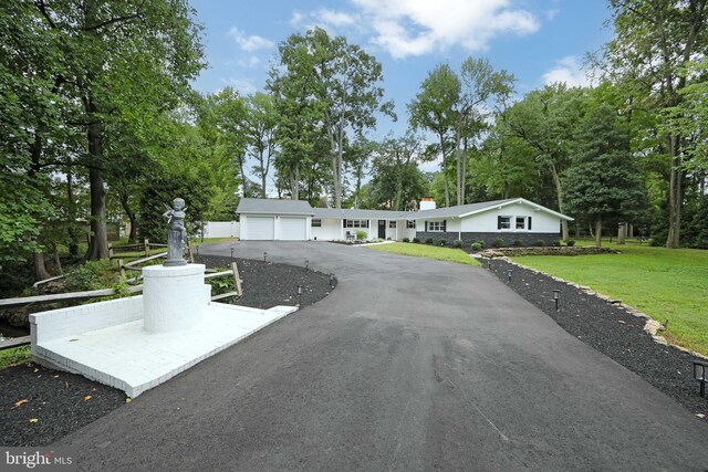 single story home featuring a front lawn