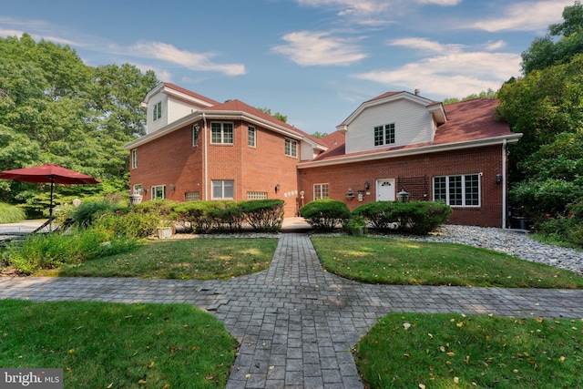 view of front of house with a front yard