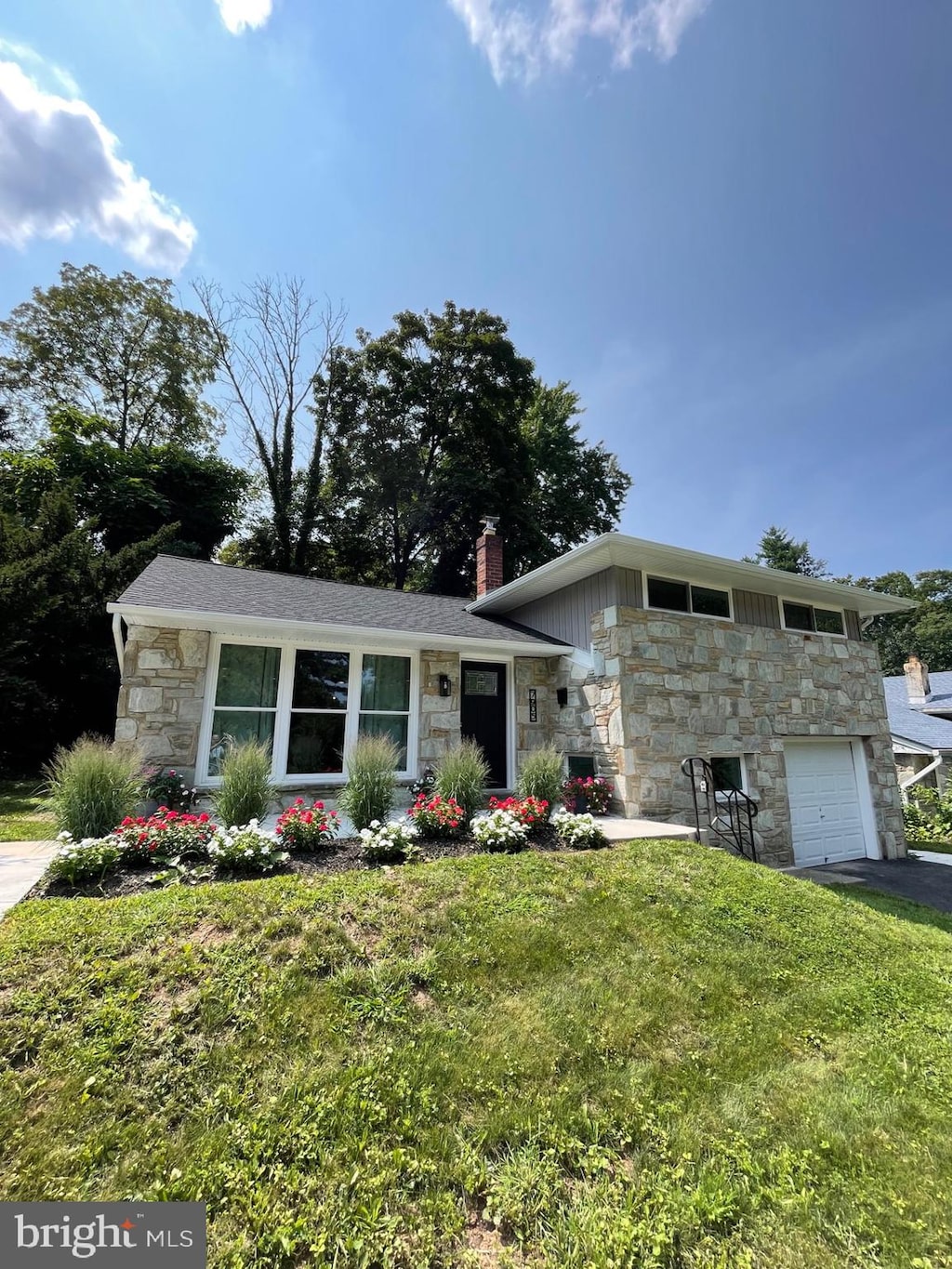 view of front facade featuring a garage and a front lawn