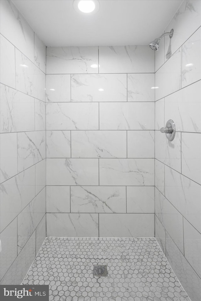 bathroom featuring tiled shower