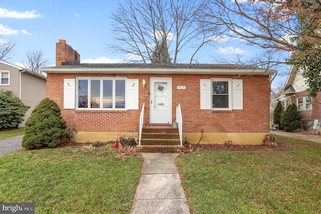 bungalow-style house featuring a front lawn