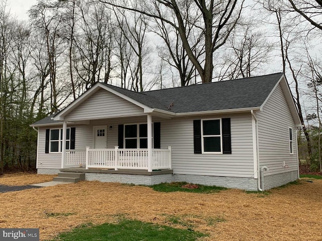 view of front of house featuring a front lawn and covered porch