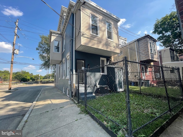 view of front facade featuring a front yard