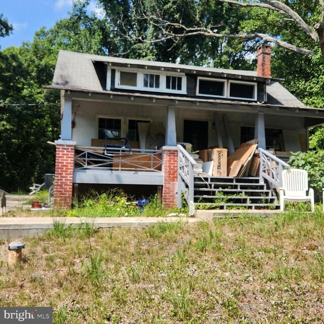 view of front of property featuring covered porch