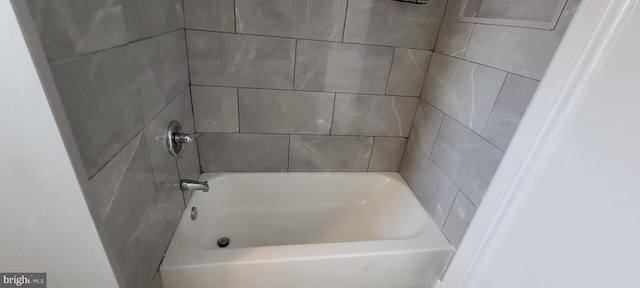 bathroom featuring tiled shower / bath