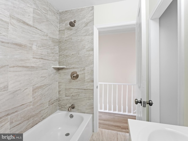 bathroom with tiled shower / bath combo